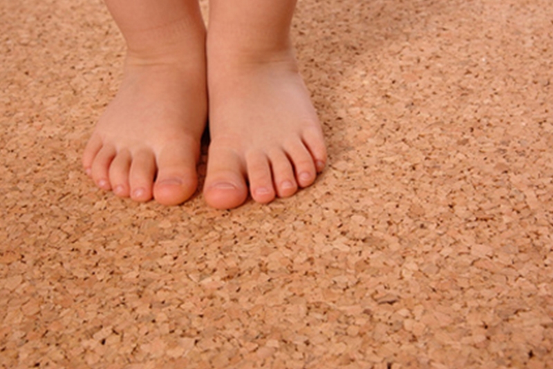 Kinderfüsse auf Korkbelag